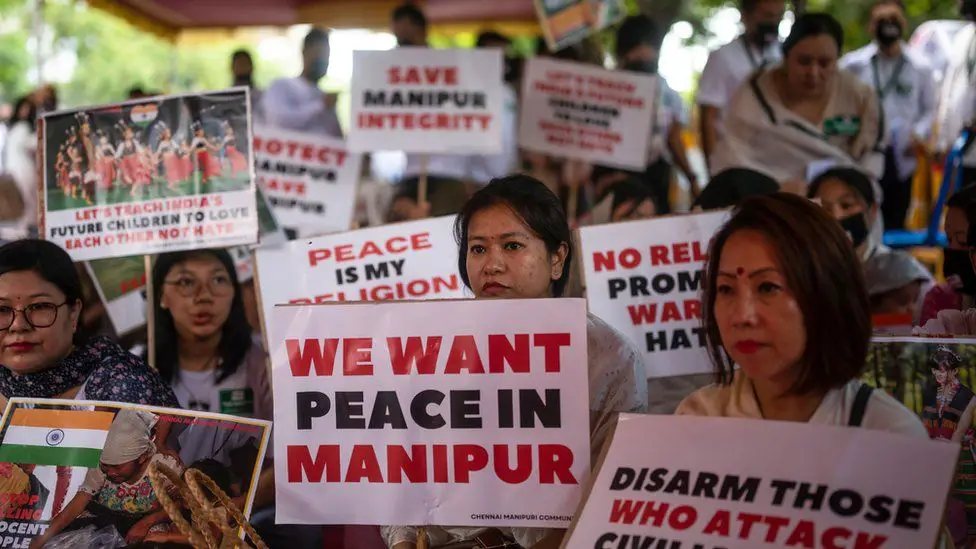 "Manipur: Imphal ke judwa jilon mein sthiti tanavpoorn lekin samanya. Sheersh adyatn."