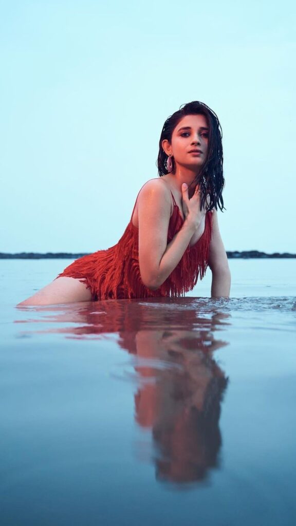 "Kanika Maan: Maan ne apni hotness se pani mein lagai aag, actress ki ek-ek photo hai khatarnak."