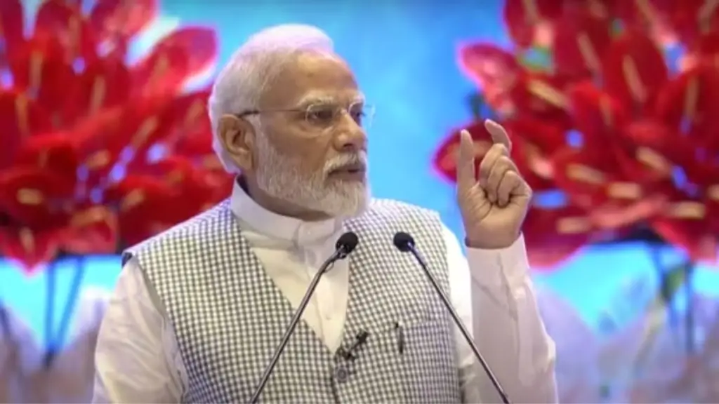 "PM Modi ne 9 nayi Vande Bharat trains ko dikhayi hari jhandi, kaha - 'Yatra mein aasani' par dhyaan den."