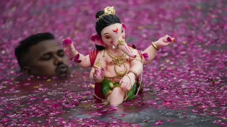 Ganesh visarjan 2023: Ganesh Chaturthi par 10 din ka utsav samapt ho gaya. Yahaan muhurt tithi aur samay ke baare mein vivaran diya gaya hai.