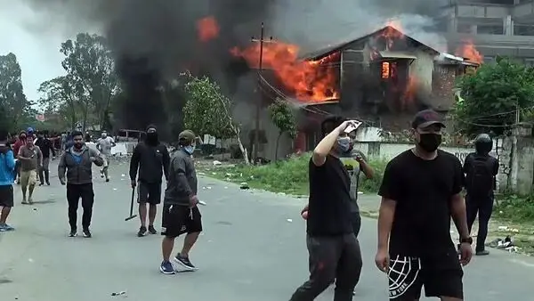 "Bheed ne Manipur ke Mukhyamantri ke paitrik ghar par hamle ki koshish ki; suraksha balon ne prayas ko vifal kar diya."