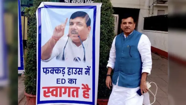 Aap sansad Sanjay Singh par ED ki chhapemaari के बीच दिल्ली में बीजेपी के होर्डिंग्स में केजरीवाल के इस्तीफे की मांग की गई है