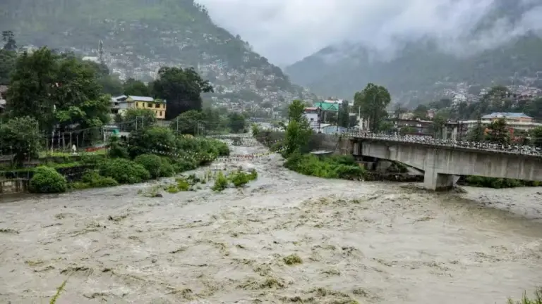 "Sikkim Baadh Update live : Bharatiya Sena ne 3 helpline number shuru kiye; marne walon ki sankhya badhkar 14 ho gayi."