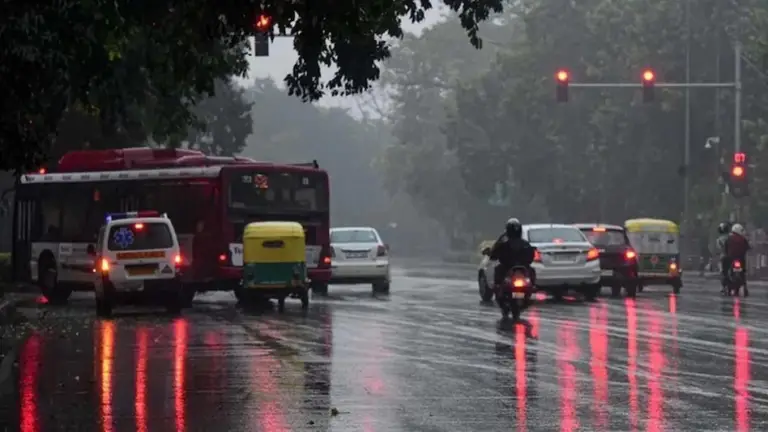 Mausam update: Delhi, NCR mein barish ki sambhavna. Tamil Nadu, Kerala mein barish ke aasar. IMD ka poorvanuman yahaan dekhein.