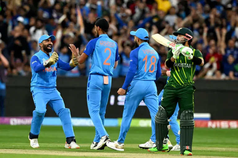 Live India vs Pakistan score update : बाबर आज़म, मुहम्मद रिज़वान ने साझेदारी बनाई, 24 ओवर में PAK का स्कोर 123/2