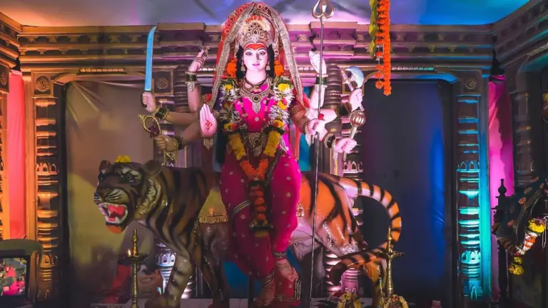 Navratri 2023 Day 3: Tithi, Maa Chandraghanta Puja, Rang, Samay, Mantra, aur Bhog ke baare mein jaankari.