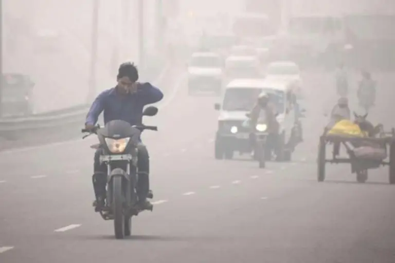 "IMD ki pradushan chetavani ke beech Delhi, Noida aur Gurugram mein GRAP Stage 2 lagoo; parking shulk badh sakta hai."