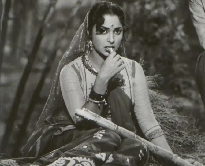 "Why Waheeda Rehman Never Changed Her Hindu Name: Defying Convention, Embracing Individuality"