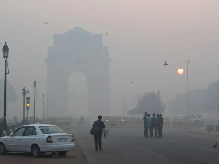 Delhi's Air Quality Deteriorates to 'Very Poor' Levels with AQI at 399 as Smog Envelops Noida and Gurgaon