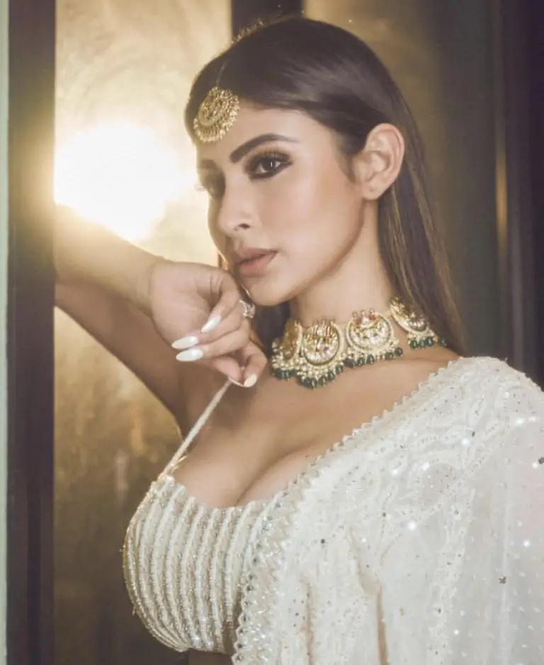 Mouni Roy Diwali photoshoot: मोनी की पफोटो ने फैंस का दिल छू लिया