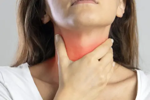 Relieve Tonsillitis Naturally: गले को आराम देने के लिए सफेद पाउडर का जादुई पानी से गरारे करें